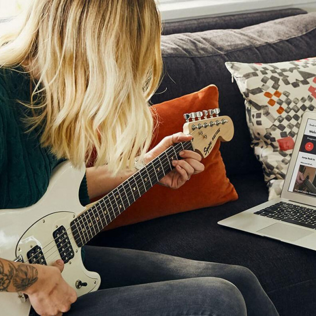 Fender je ponudio tri mjeseca besplatne upotrebe aplikacije Fender Play putem koje se uz pomoć poznatih virtuoza moglo učiti svirati gitaru, bas i ukulele