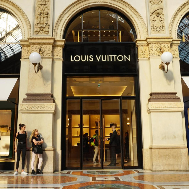 &lt;p&gt;Louis Vuitton (LVMH Grupa)&lt;/p&gt;
