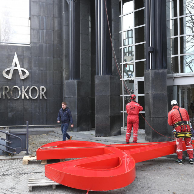 &lt;p&gt;Skidanje logotipa teškog 150 kilograma s vrha Ciboninog tornja, gdje je do prosinca 2017. bilo sjedište Agrokora&lt;/p&gt;
